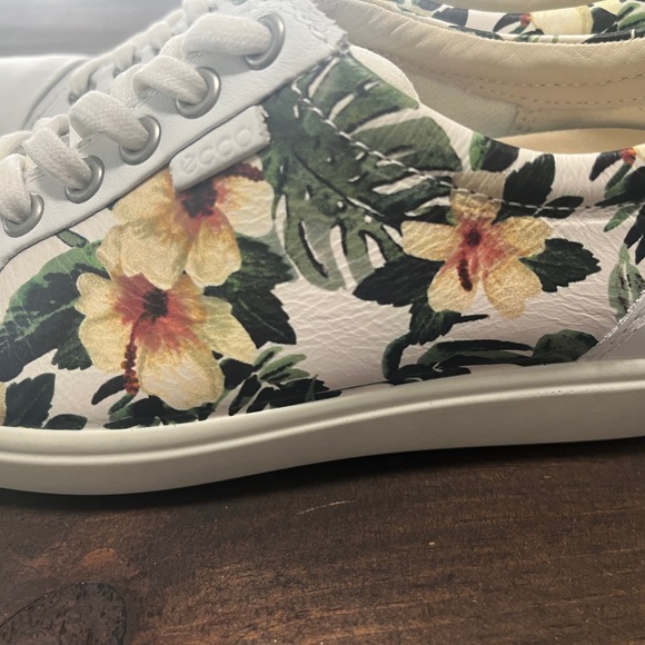 Size 4 Excellent condition Size 4 US - Picture 4 of 10